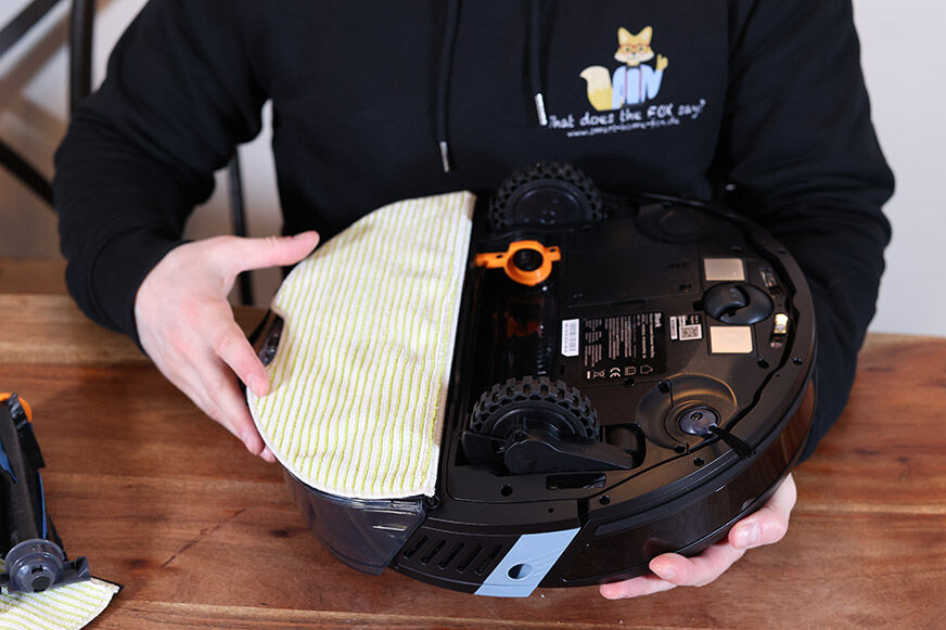 Die Funktionsweise eines Shark Saugroboters mit Wischfunktion ist zu sehen. 